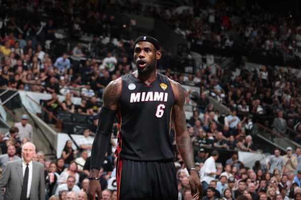 记者：泰山不会放弃成绩搞年轻化，韩鹏明年是否执教还没定（记者：泰山队不会为年轻化牺牲成绩，韩鹏明年是否执教尚未确定）