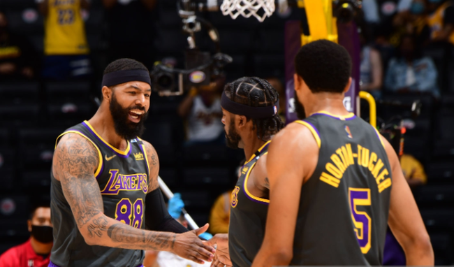 意媒：德佬对孔蒂依然保持完全信任，双方将召开会议分析现状（意媒：德劳伦蒂斯依旧对孔蒂完全信任，双方将会面评估现状）