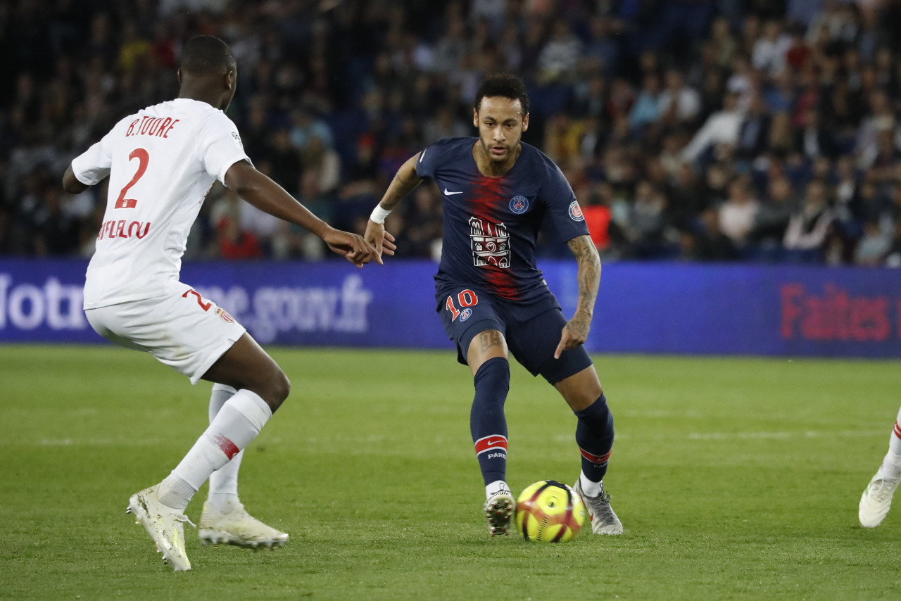 德佬回应传闻：我为身边能有孔蒂这样的真正男人而感到自豪（德佬辟谣：与孔蒂这样的真男人并肩让我倍感自豪）