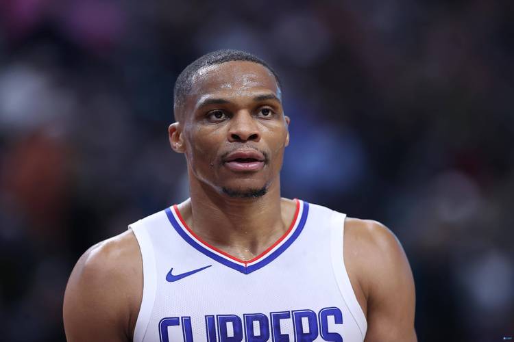 湖人浓眉哥篮下统治球队获胜（浓眉内线统治助湖人取胜）