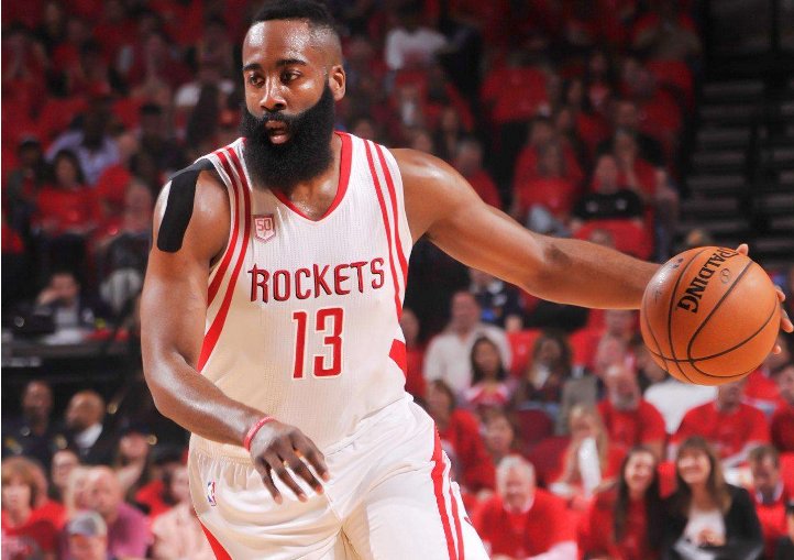 福登调侃小球迷：要这么多签名是不要拿去卖，赚了钱分我一半（福登打趣小球迷：签这么多别拿去卖，赚了记得分我一半）