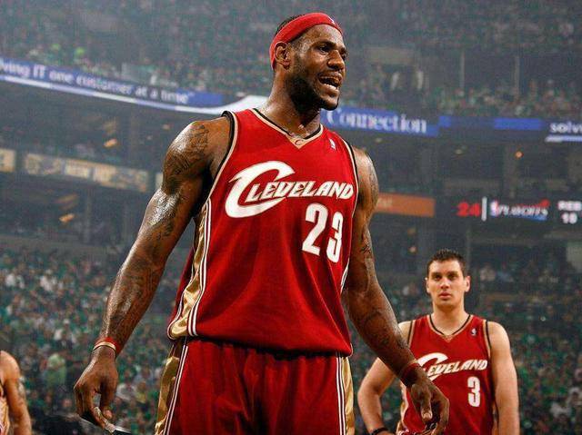 场边这一幕，比比分更残酷（比分之外，场边一幕更扎心）