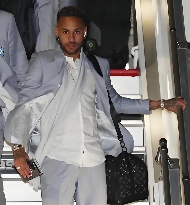 阿齐兹：太早丢球让局面困难，感谢远征球迷下雨还支持我们（阿齐兹：早失球使局势被动，感谢冒雨远征的球迷支持）